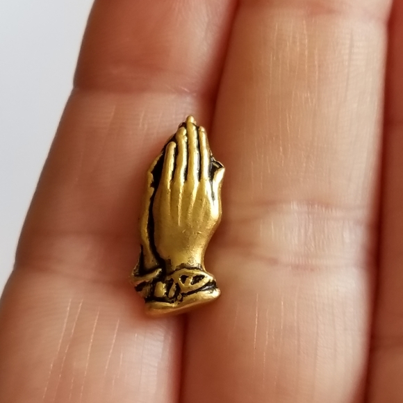 Relisted - Vintage praying hands pin gold tone tiny brooch religious Christian - Picture 2 of 6